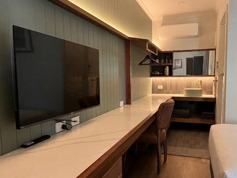 Birdsville Hotel Luxury Accommodation TV